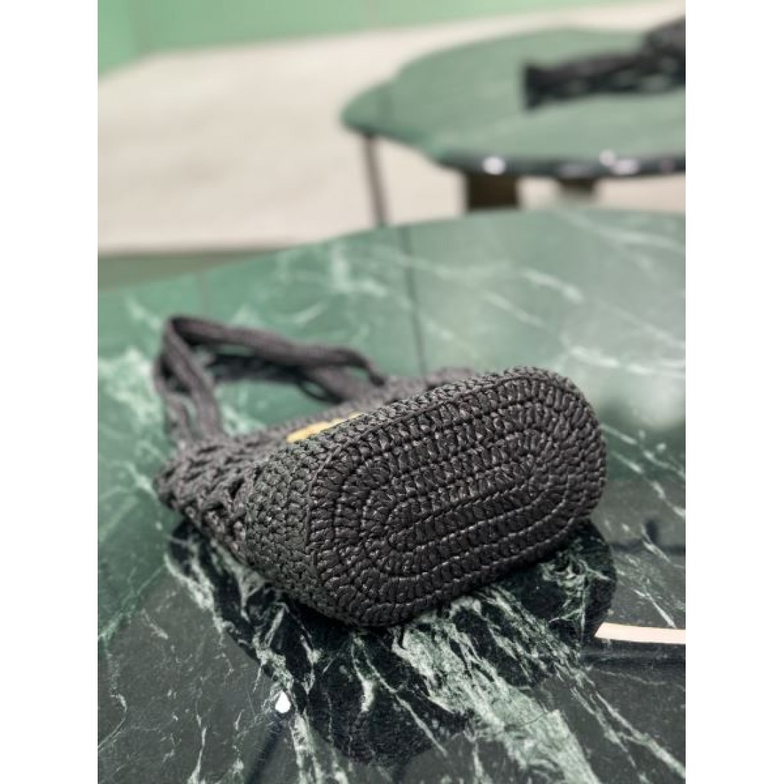 洗練 高級感 PRADA プラダ コピー バッグ ミニバケット 編み込みデザイン 軽量素材 ロゴ装飾 デイリー使い リゾートスタイル