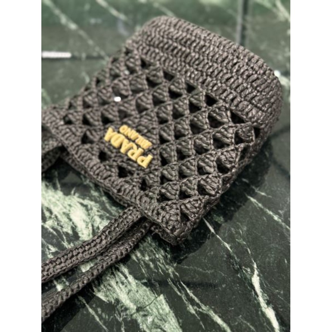 洗練 高級感 PRADA プラダ コピー バッグ ミニバケット 編み込みデザイン 軽量素材 ロゴ装飾 デイリー使い リゾートスタイル