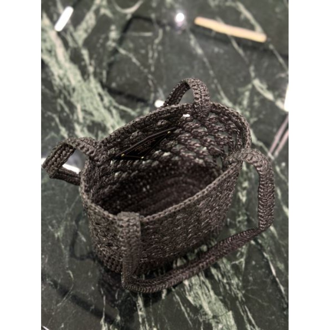 洗練 高級感 PRADA プラダ コピー バッグ ミニバケット 編み込みデザイン 軽量素材 ロゴ装飾 デイリー使い リゾートスタイル