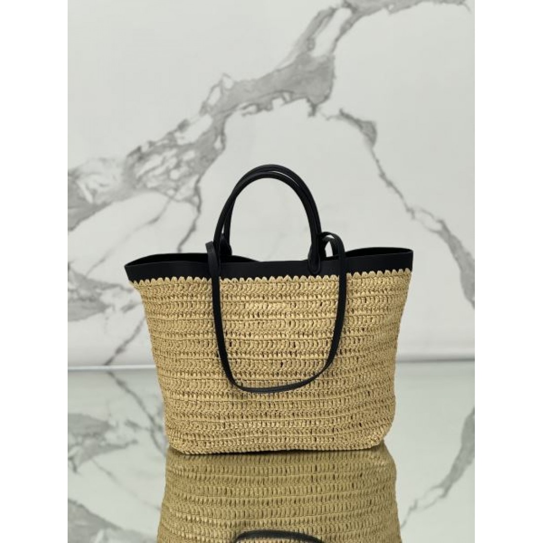 ナチュラル 上品 PRADA プラダ コピー トートバッグ ラフィア素材 編み込みデザイン ハンドル付き ロゴ刺繍 軽量 大容量 デイリー使い