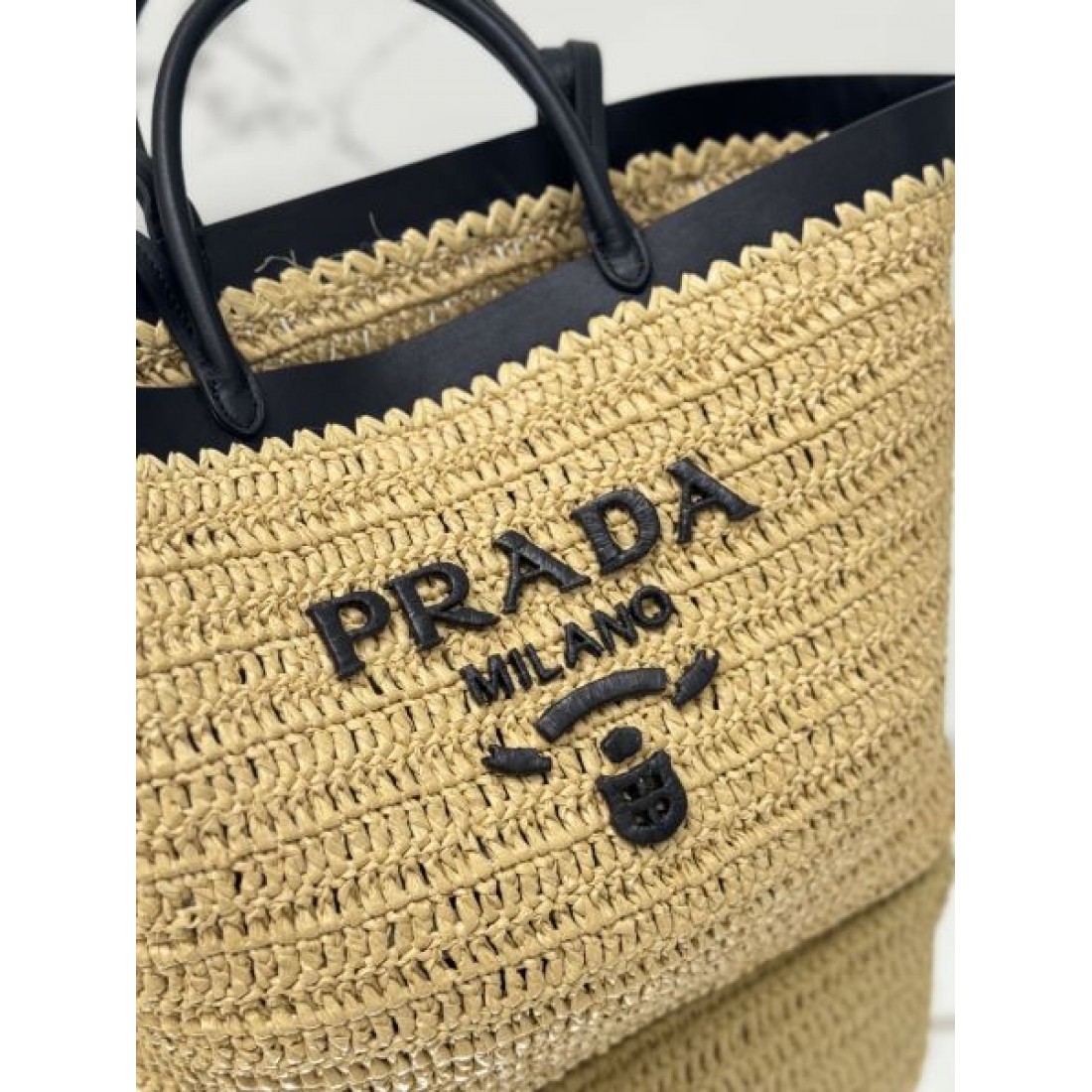 ナチュラル 上品 PRADA プラダ コピー トートバッグ ラフィア素材 編み込みデザイン ハンドル付き ロゴ刺繍 軽量 大容量 デイリー使い