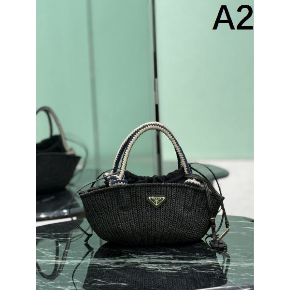 上品 コンパクト PRADA プラダ コピー ハンドバッグ 編み込みデザイン ミニサイズ バケット風 巾着開閉 レザー持ち手 三角ロゴプレート 軽量設計