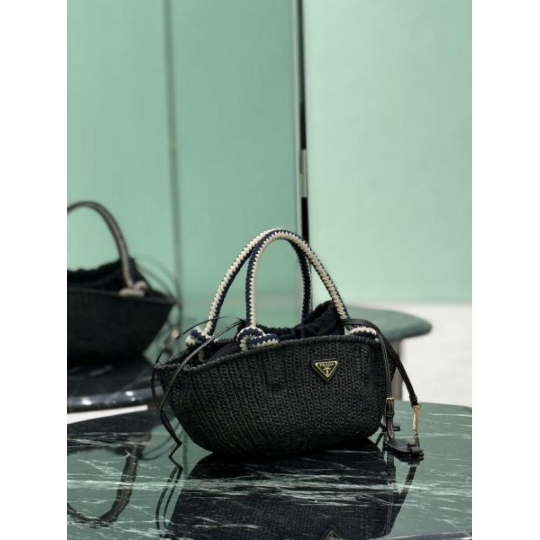 上品 コンパクト PRADA プラダ コピー ハンドバッグ 編み込みデザイン ミニサイズ バケット風 巾着開閉 レザー持ち手 三角ロゴプレート 軽量設計