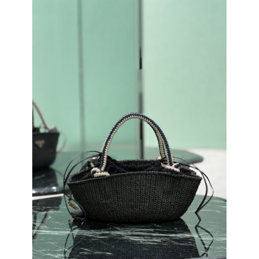 上品 コンパクト PRADA プラダ コピー ハンドバッグ 編み込みデザイン ミニサイズ バケット風 巾着開閉 レザー持ち手 三角ロゴプレート 軽量設計