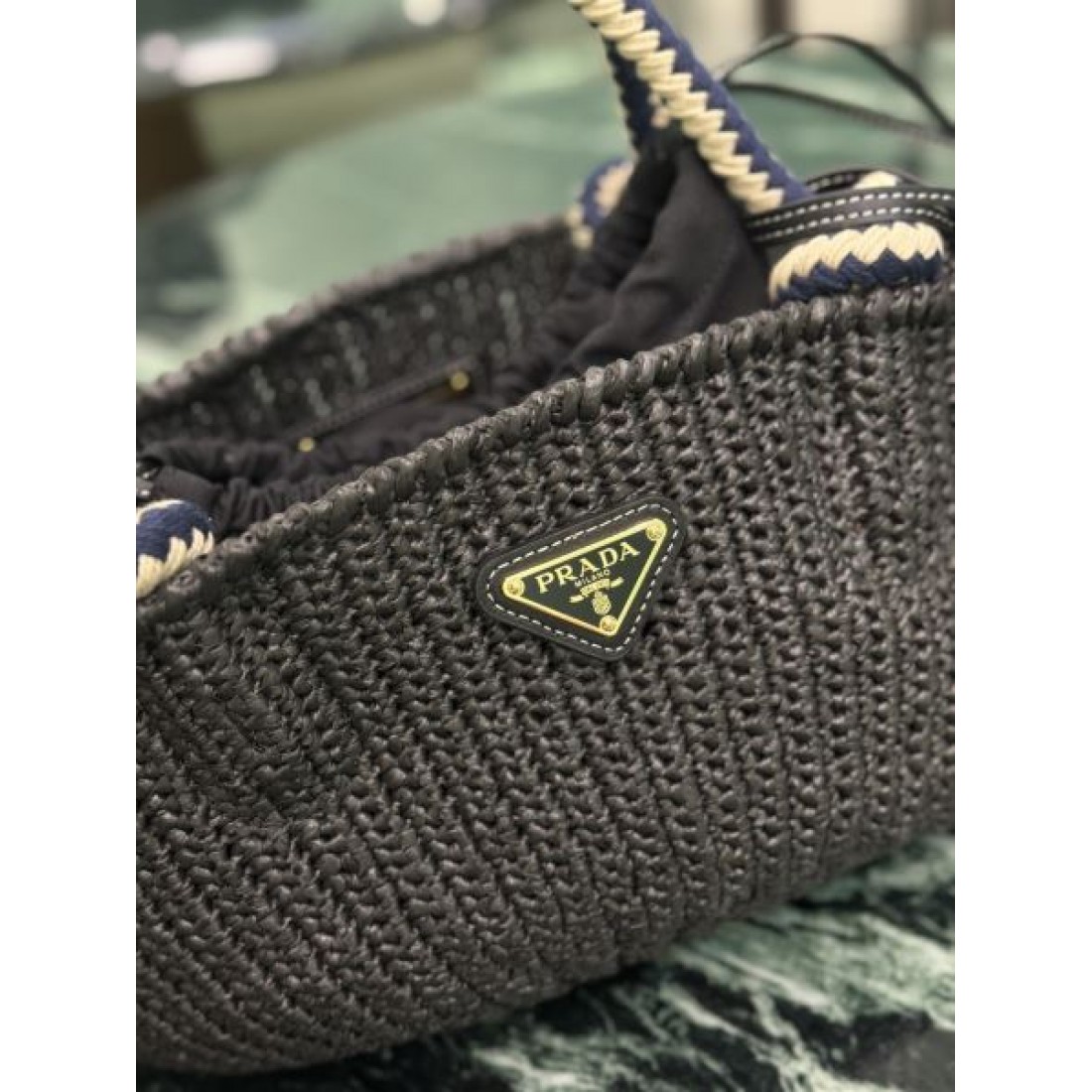 上品 コンパクト PRADA プラダ コピー ハンドバッグ 編み込みデザイン ミニサイズ バケット風 巾着開閉 レザー持ち手 三角ロゴプレート 軽量設計