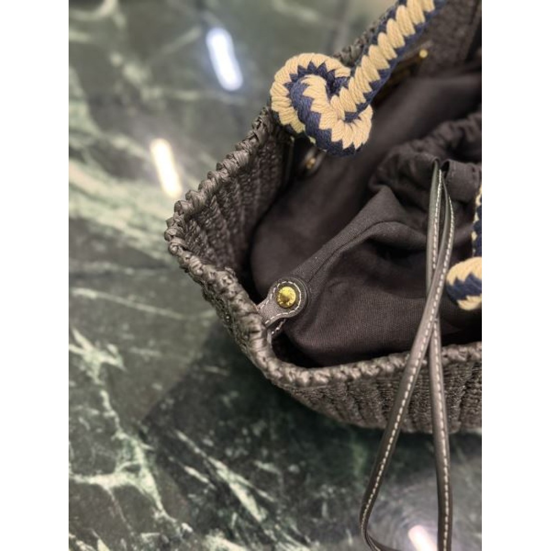 上品 コンパクト PRADA プラダ コピー ハンドバッグ 編み込みデザイン ミニサイズ バケット風 巾着開閉 レザー持ち手 三角ロゴプレート 軽量設計