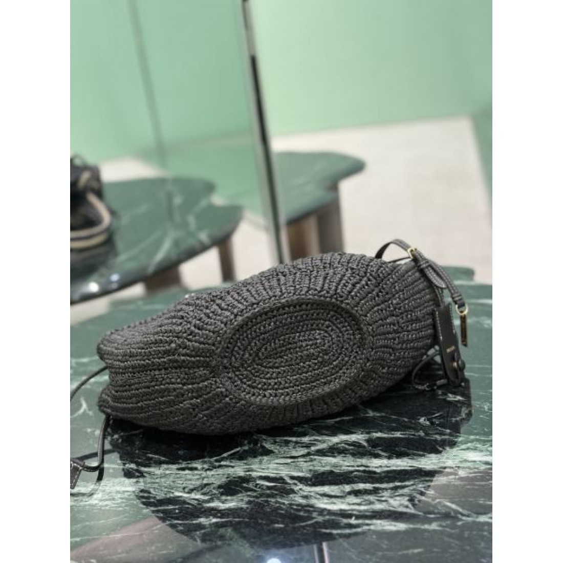 上品 コンパクト PRADA プラダ コピー ハンドバッグ 編み込みデザイン ミニサイズ バケット風 巾着開閉 レザー持ち手 三角ロゴプレート 軽量設計