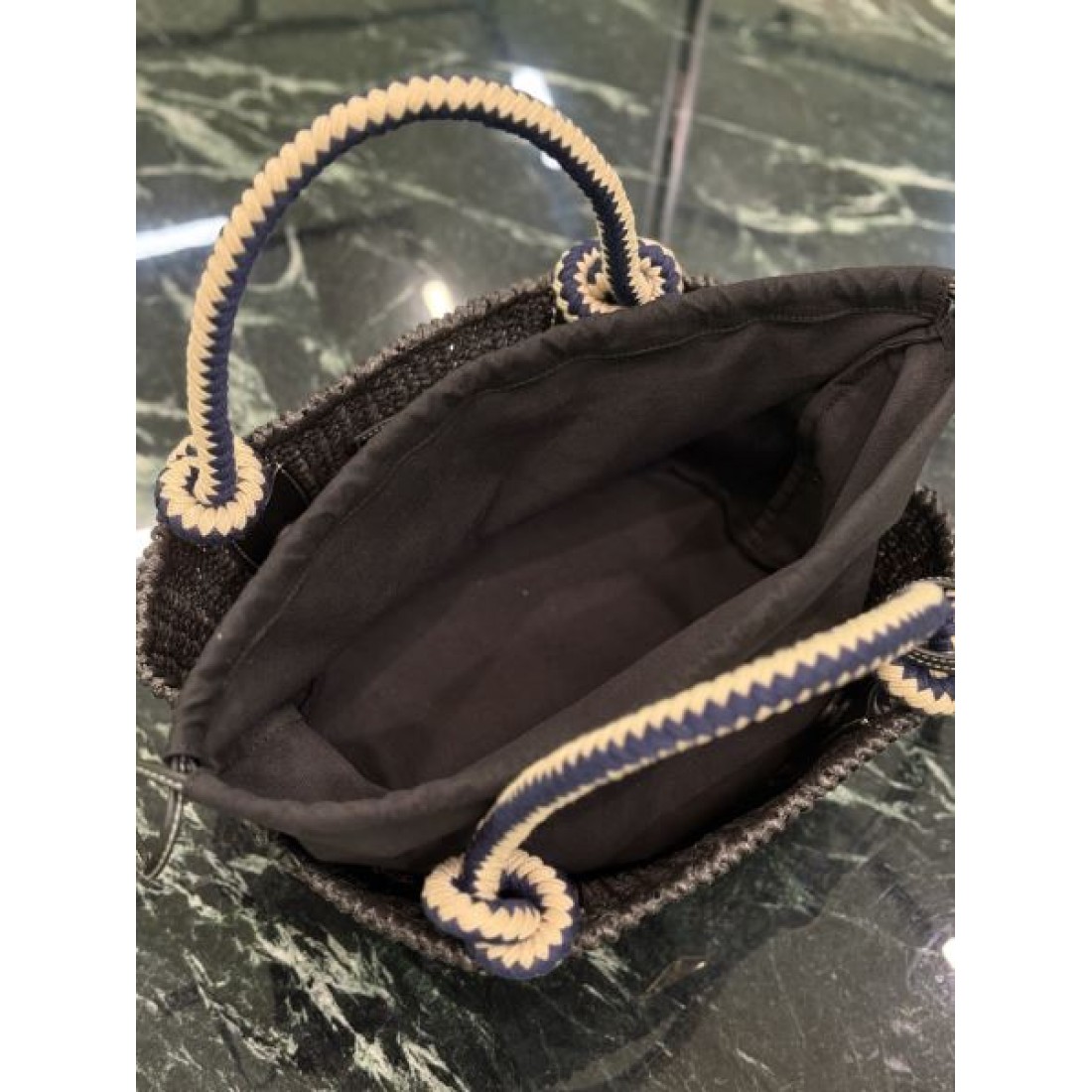 上品 コンパクト PRADA プラダ コピー ハンドバッグ 編み込みデザイン ミニサイズ バケット風 巾着開閉 レザー持ち手 三角ロゴプレート 軽量設計