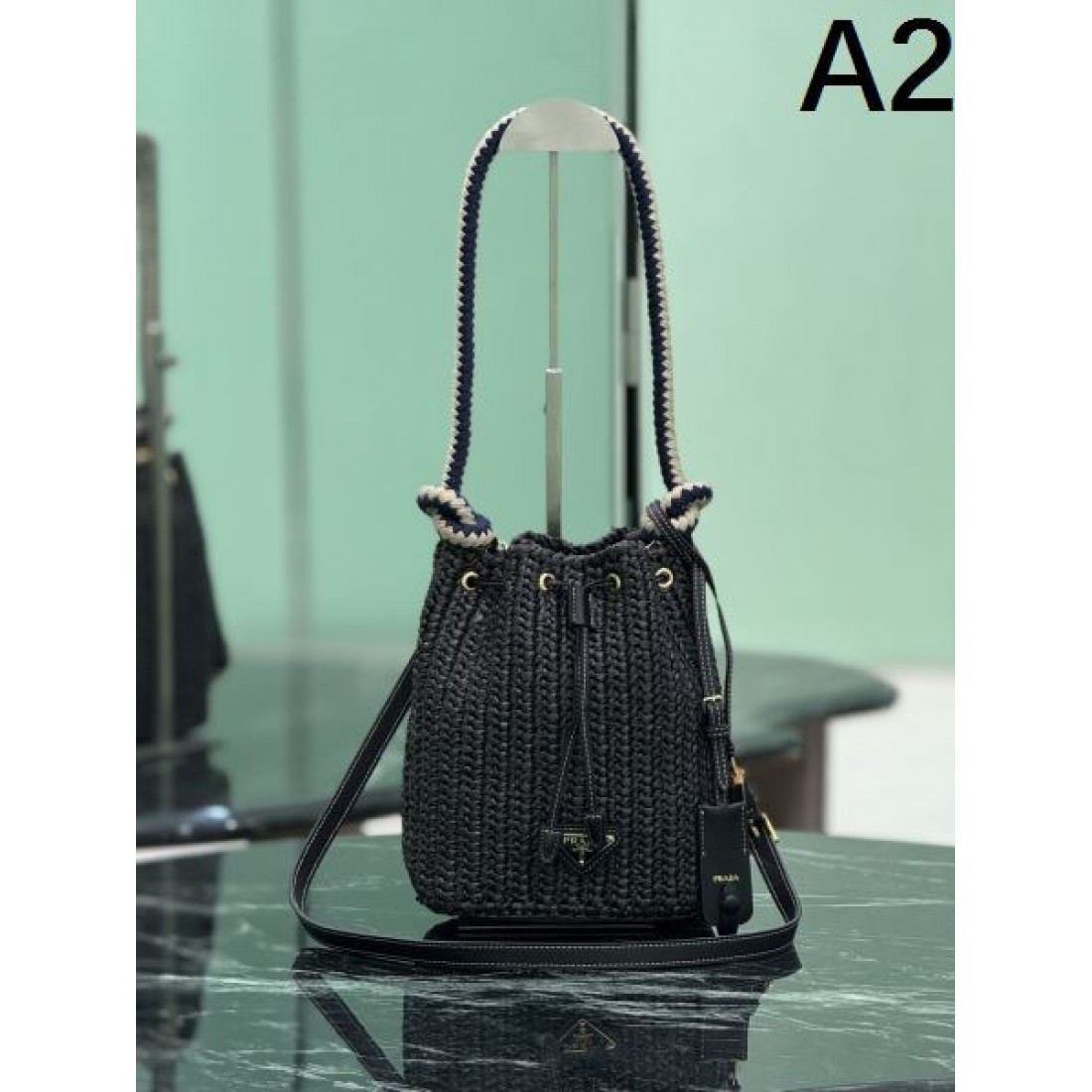 カジュアル 上品 PRADA プラダ コピー ショルダーバッグ ミニバケット 手編み風デザイン 巾着開閉 コンパクトサイズ 2WAY仕様 軽やか質感