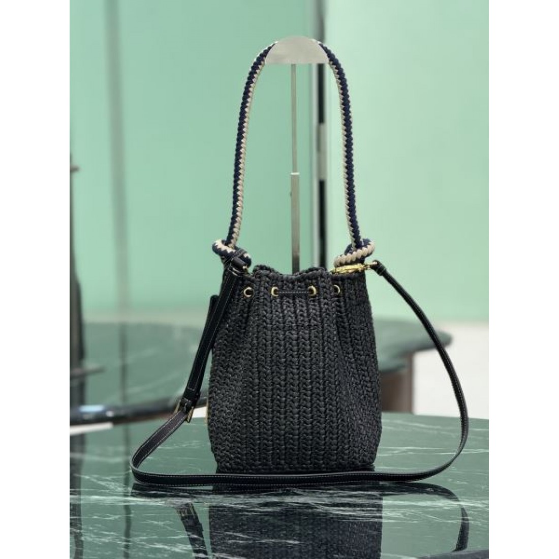 カジュアル 上品 PRADA プラダ コピー ショルダーバッグ ミニバケット 手編み風デザイン 巾着開閉 コンパクトサイズ 2WAY仕様 軽やか質感