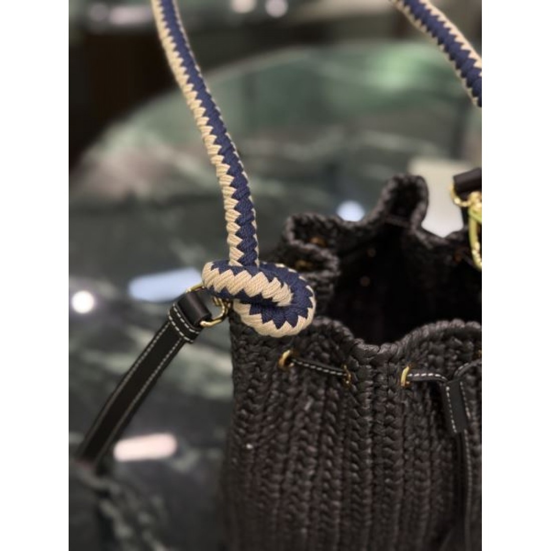 カジュアル 上品 PRADA プラダ コピー ショルダーバッグ ミニバケット 手編み風デザイン 巾着開閉 コンパクトサイズ 2WAY仕様 軽やか質感