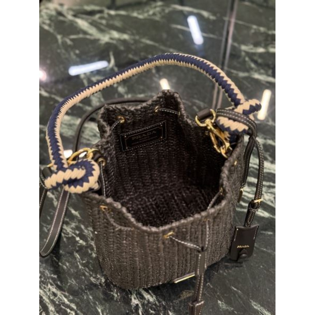 カジュアル 上品 PRADA プラダ コピー ショルダーバッグ ミニバケット 手編み風デザイン 巾着開閉 コンパクトサイズ 2WAY仕様 軽やか質感