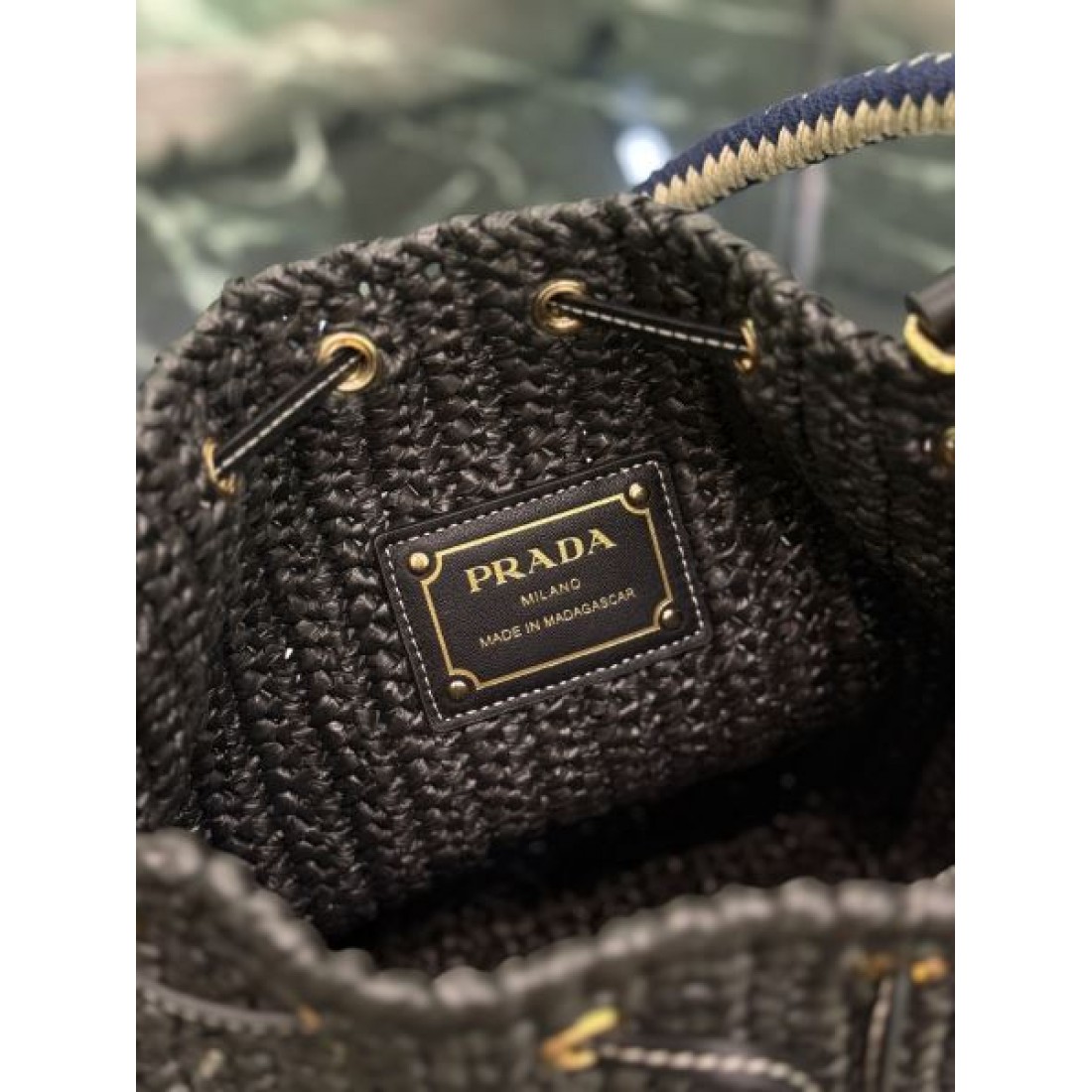 カジュアル 上品 PRADA プラダ コピー ショルダーバッグ ミニバケット 手編み風デザイン 巾着開閉 コンパクトサイズ 2WAY仕様 軽やか質感