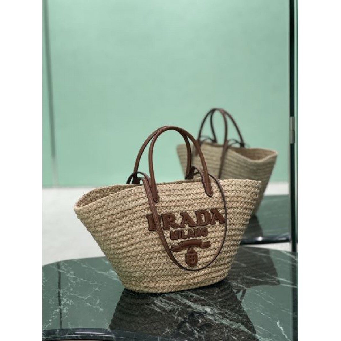 ナチュラル 上品 PRADA プラダ コピー トートバッグ ラフィア編み 大容量デザイン レザーハンドル ロゴ刺繍 軽量素材 リゾートスタイル