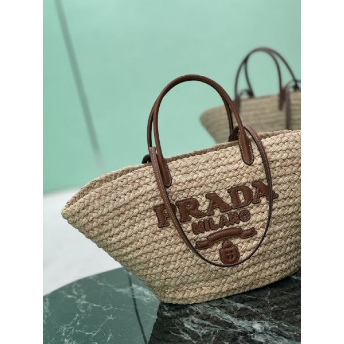 ナチュラル 上品 PRADA プラダ コピー トートバッグ ラフィア編み 大容量デザイン レザーハンドル ロゴ刺繍 軽量素材 リゾートスタイル