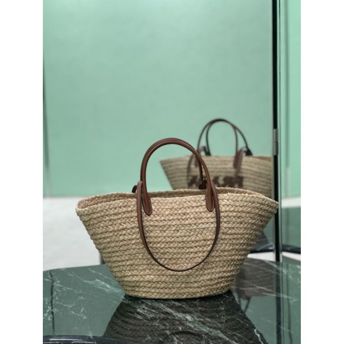 ナチュラル 上品 PRADA プラダ コピー トートバッグ ラフィア編み 大容量デザイン レザーハンドル ロゴ刺繍 軽量素材 リゾートスタイル