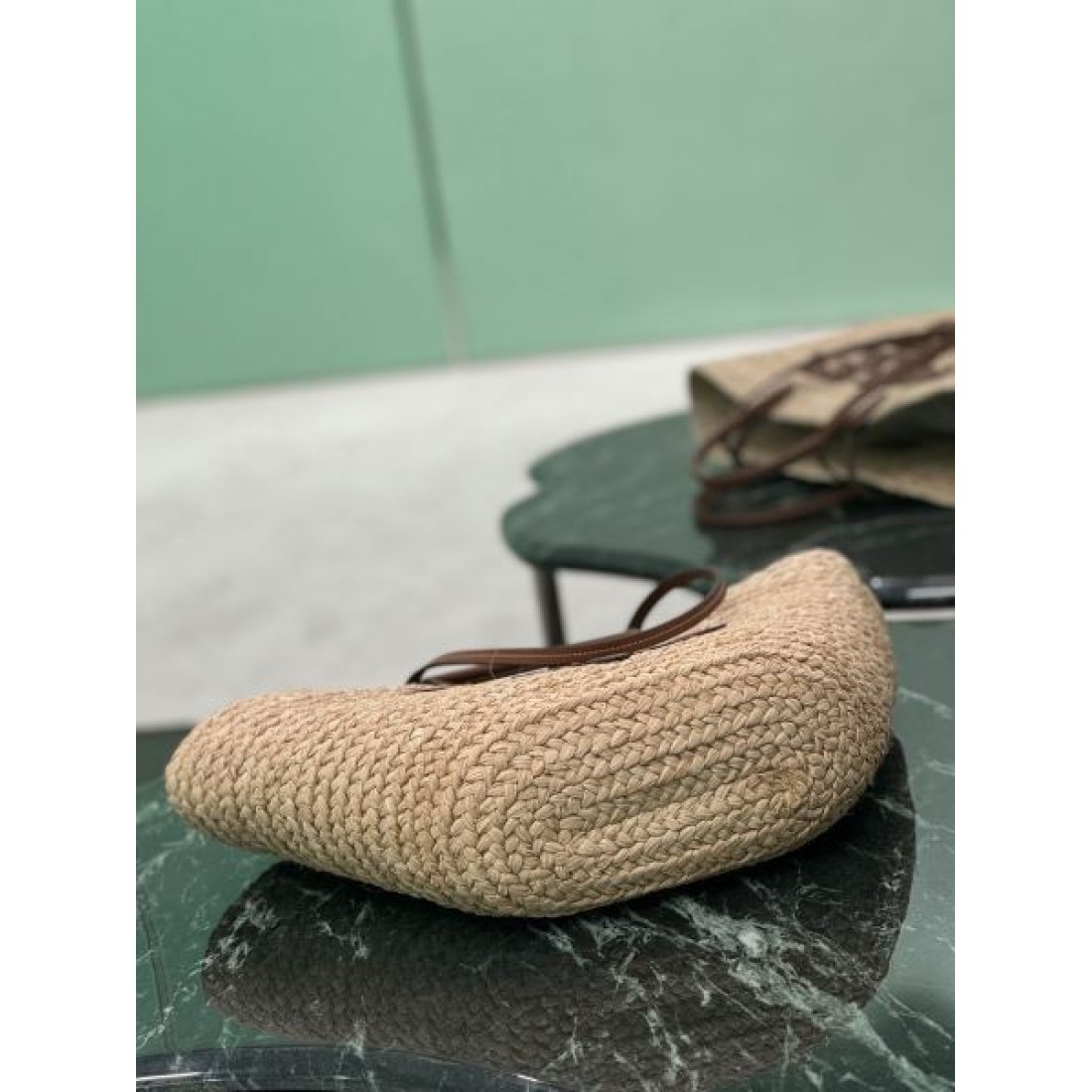 ナチュラル 上品 PRADA プラダ コピー トートバッグ ラフィア編み 大容量デザイン レザーハンドル ロゴ刺繍 軽量素材 リゾートスタイル