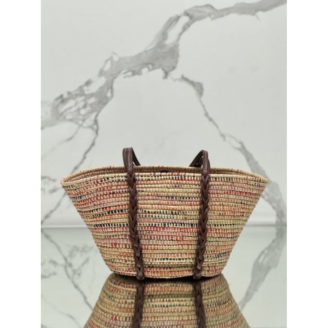 カラフル ナチュラル PRADA プラダ コピー トートバッグ マルチカラーラフィア 編み込みデザイン 台形シルエット レザーハンドル 三角ロゴ 軽量 大容量