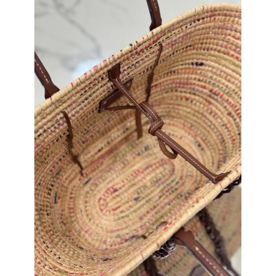 カラフル ナチュラル PRADA プラダ コピー トートバッグ マルチカラーラフィア 編み込みデザイン 台形シルエット レザーハンドル 三角ロゴ 軽量 大容量