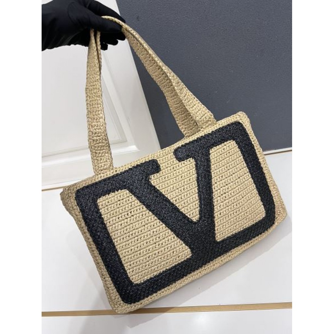 ナチュラル 上品 VALENTINO ヴァレンティノ コピー トートバッグ ラフィア編み ワイドスクエア ビッグVロゴデザイン 軽量素材 大容量 リゾートスタイル