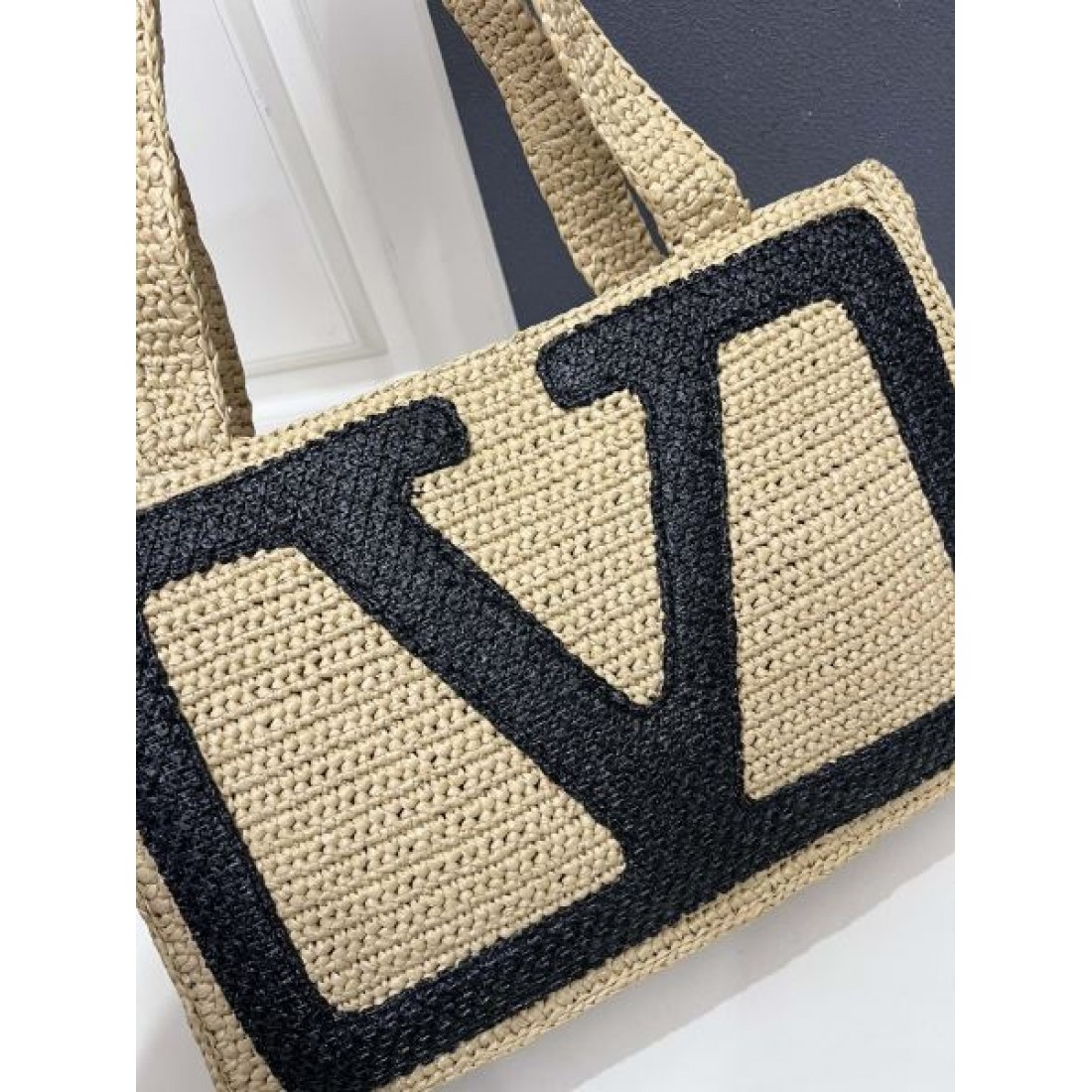 ナチュラル 上品 VALENTINO ヴァレンティノ コピー トートバッグ ラフィア編み ワイドスクエア ビッグVロゴデザイン 軽量素材 大容量 リゾートスタイル