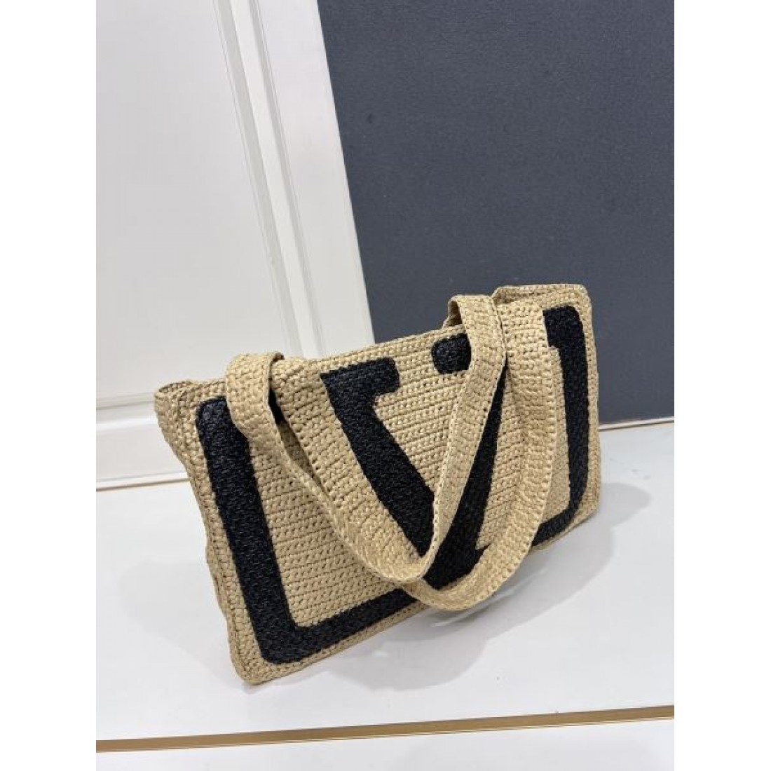 ナチュラル 上品 VALENTINO ヴァレンティノ コピー トートバッグ ラフィア編み ワイドスクエア ビッグVロゴデザイン 軽量素材 大容量 リゾートスタイル