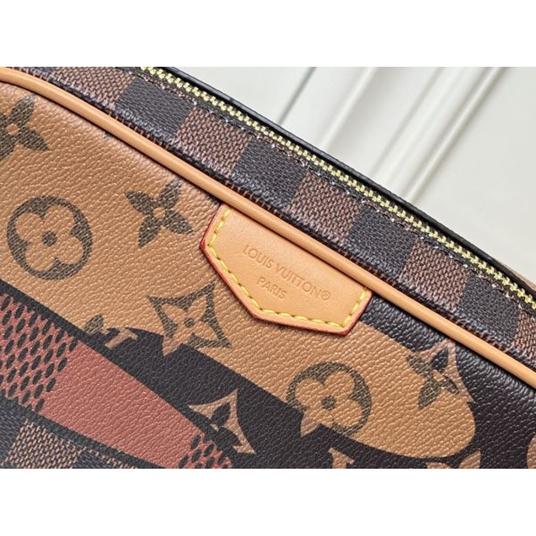 トレンド 高級感 Louis Vuitton ルイヴィトン コピー クロスボディバッグ モノグラムパターン ミニバッグ ファスナー開閉 コンパクト収納 日常万能