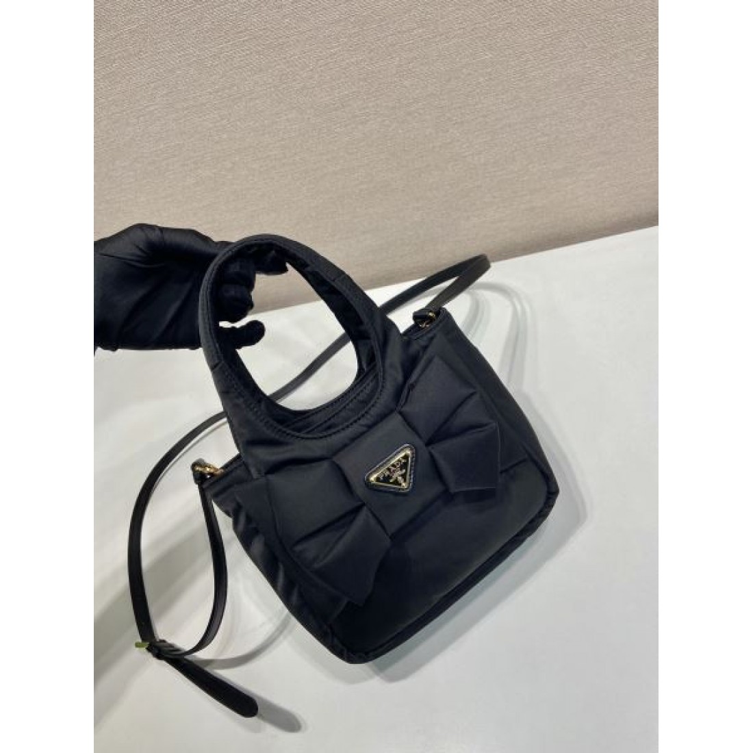 シンプル 洗練 PRADA プラダ コピー バッグ コンパクトハンドバッグ ナイロンボディ リボンディテール ロゴプレート 取り外し可能ストラップ 日常万能