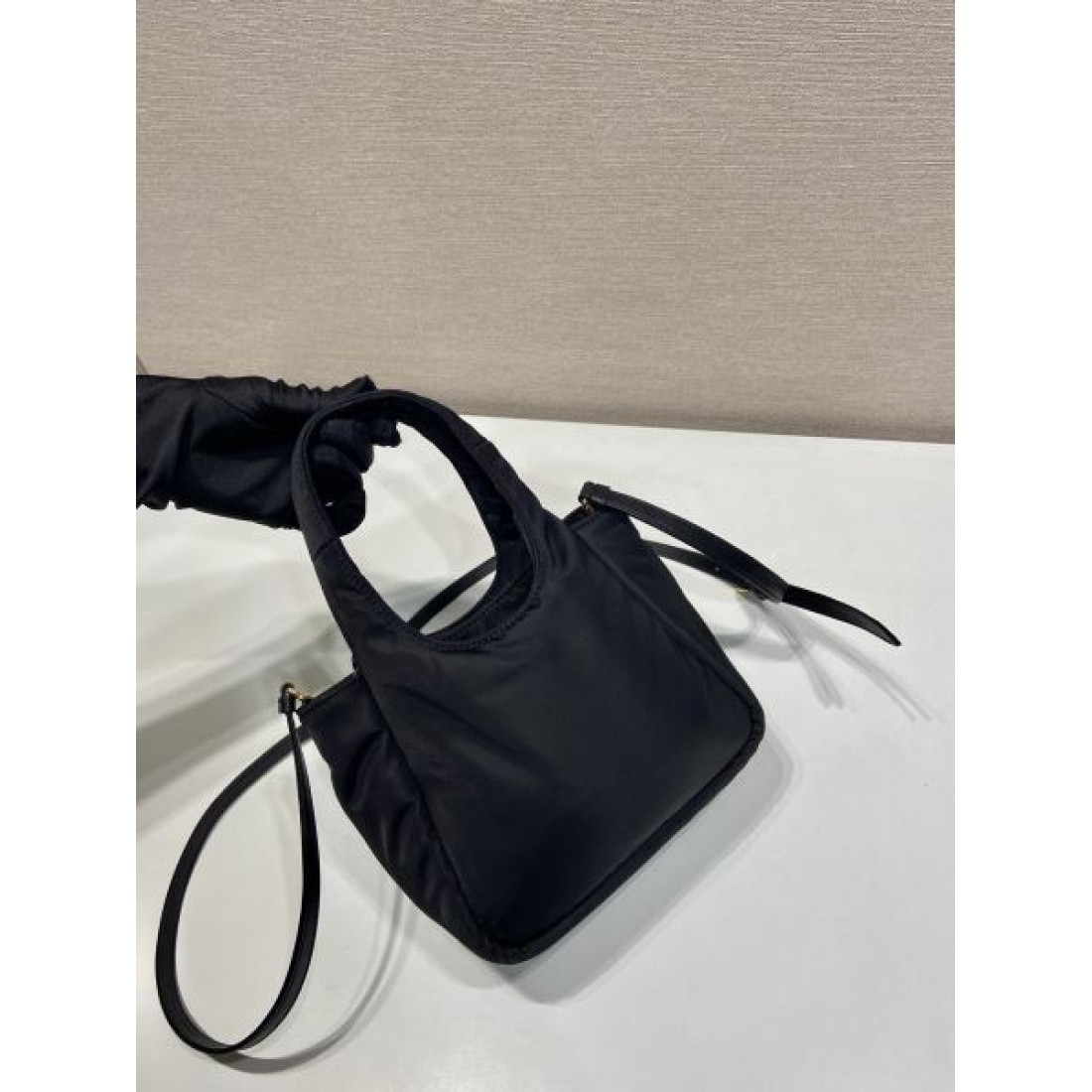 シンプル 洗練 PRADA プラダ コピー バッグ コンパクトハンドバッグ ナイロンボディ リボンディテール ロゴプレート 取り外し可能ストラップ 日常万能