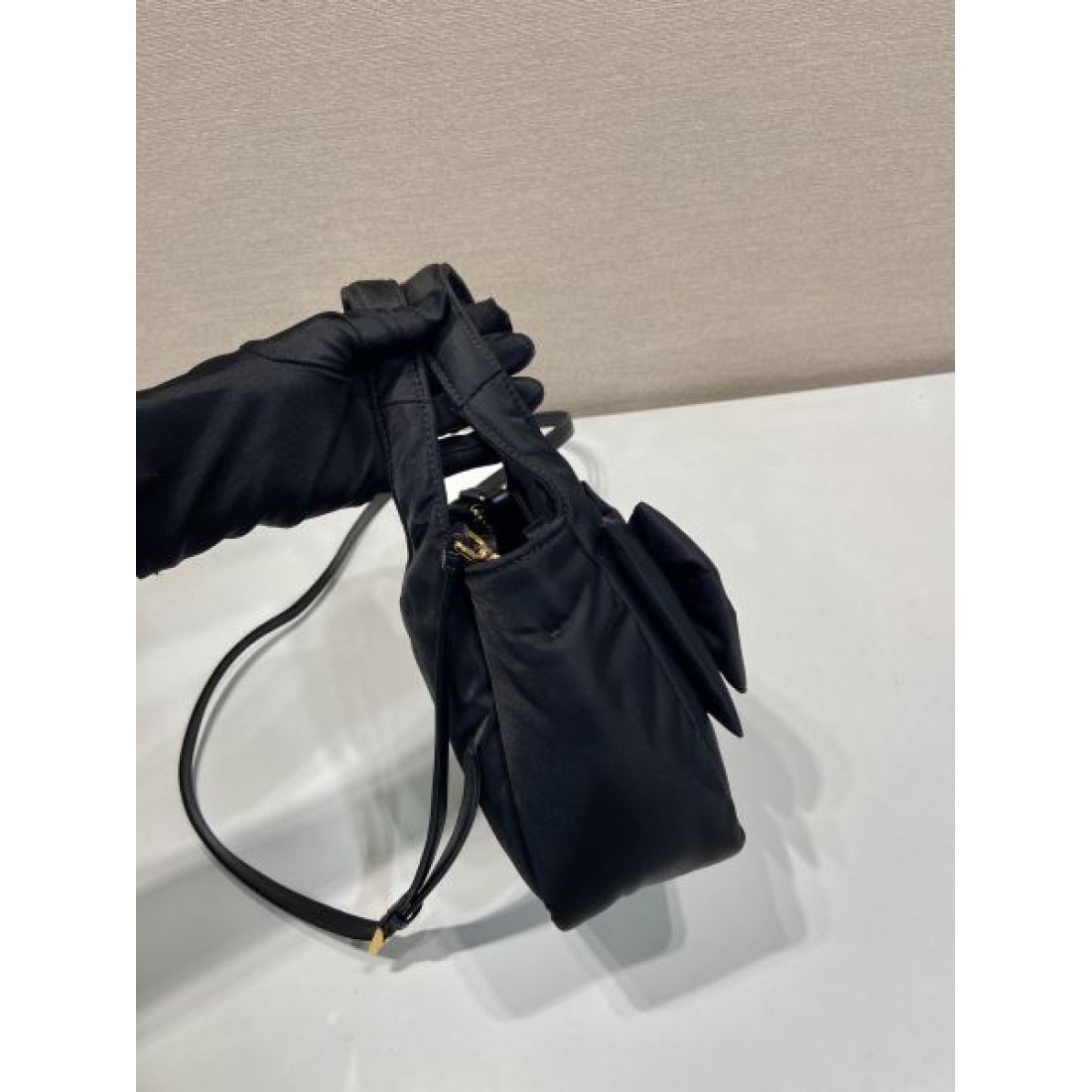 シンプル 洗練 PRADA プラダ コピー バッグ コンパクトハンドバッグ ナイロンボディ リボンディテール ロゴプレート 取り外し可能ストラップ 日常万能