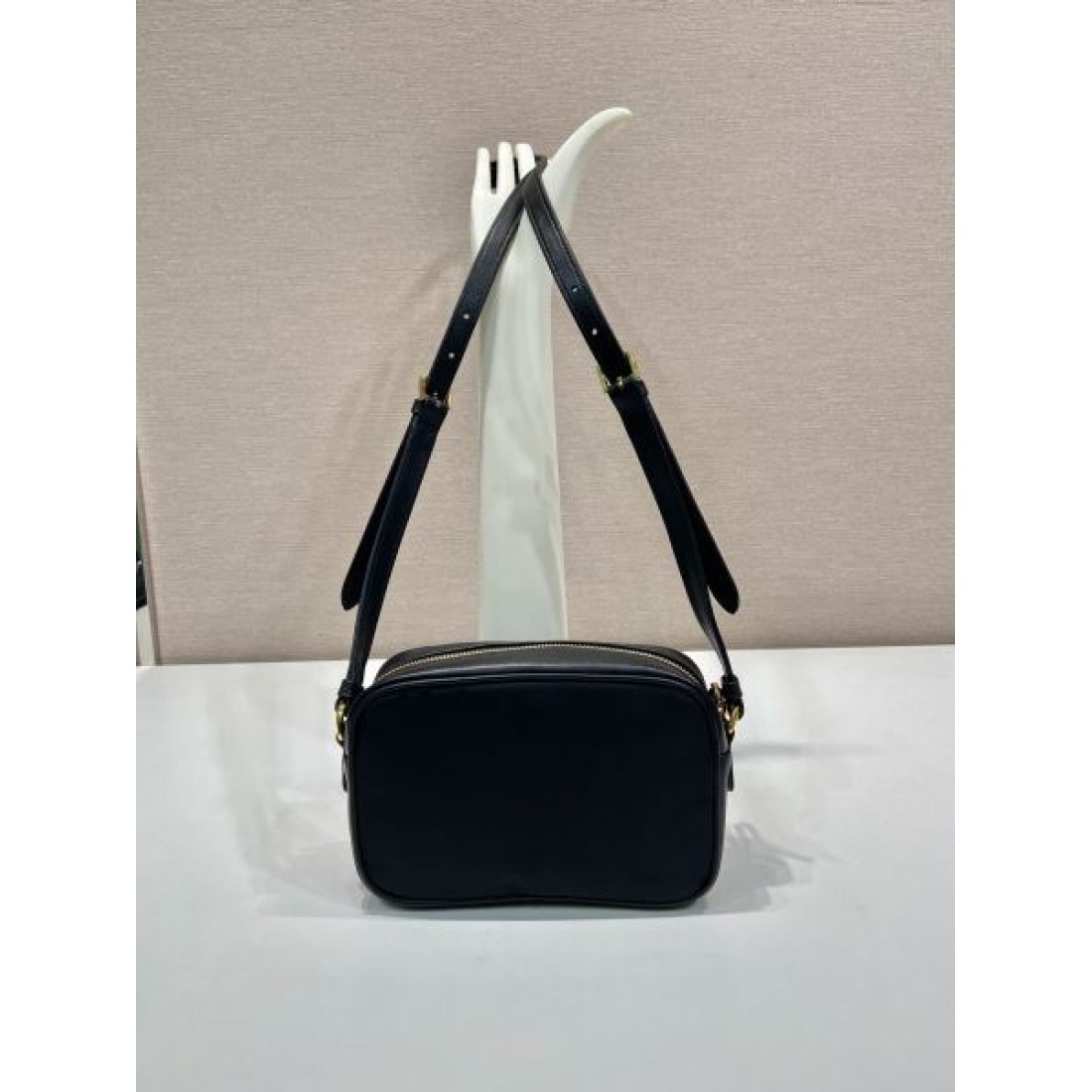 モード 上品 PRADA プラダ コピー ショルダーバッグ ナイロン素材 コンパクトスクエア リボンデザイン 三角ロゴ ゴールド金具 軽量 斜め掛け対応