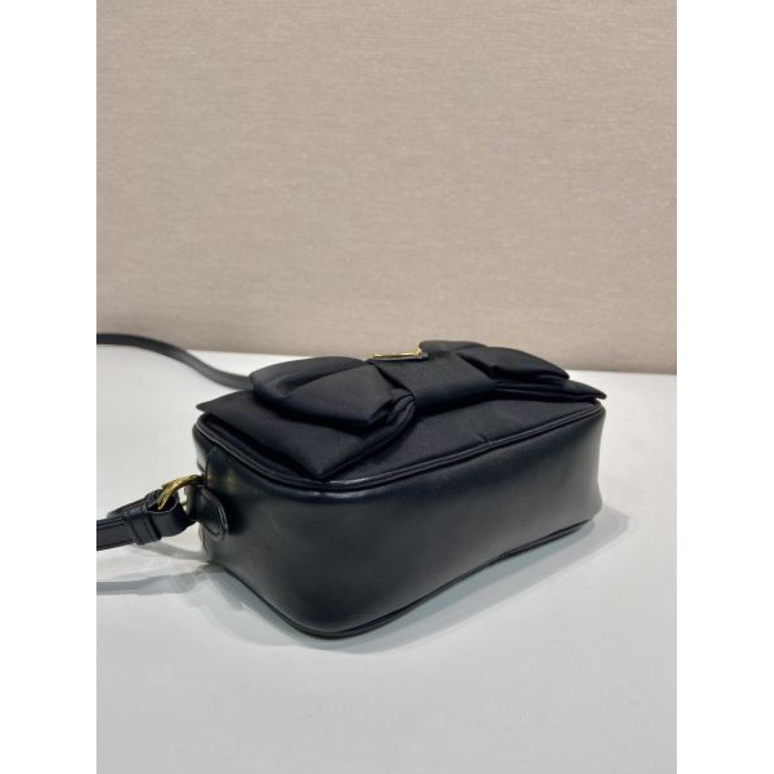 モード 上品 PRADA プラダ コピー ショルダーバッグ ナイロン素材 コンパクトスクエア リボンデザイン 三角ロゴ ゴールド金具 軽量 斜め掛け対応