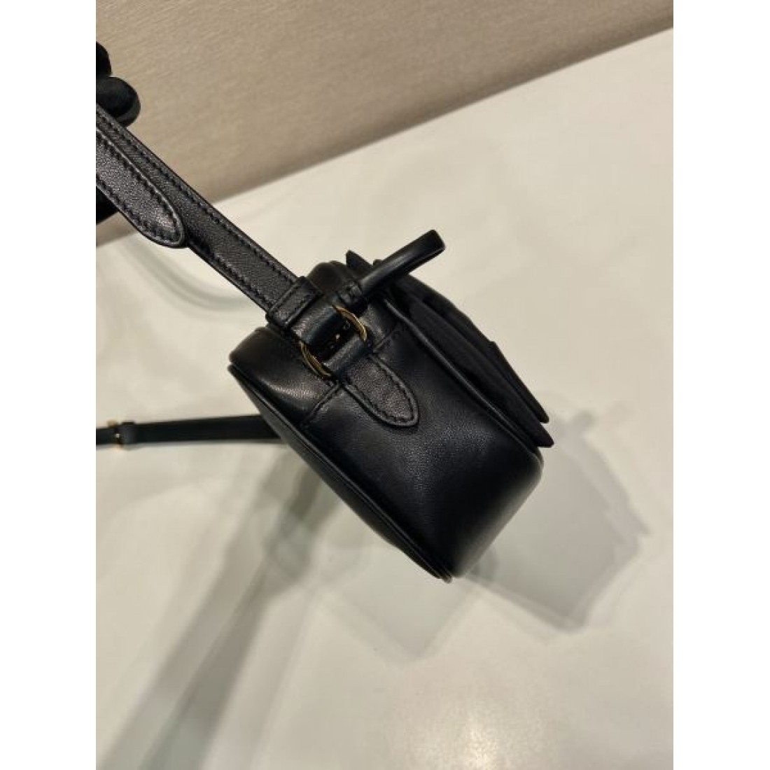 モード 上品 PRADA プラダ コピー ショルダーバッグ ナイロン素材 コンパクトスクエア リボンデザイン 三角ロゴ ゴールド金具 軽量 斜め掛け対応