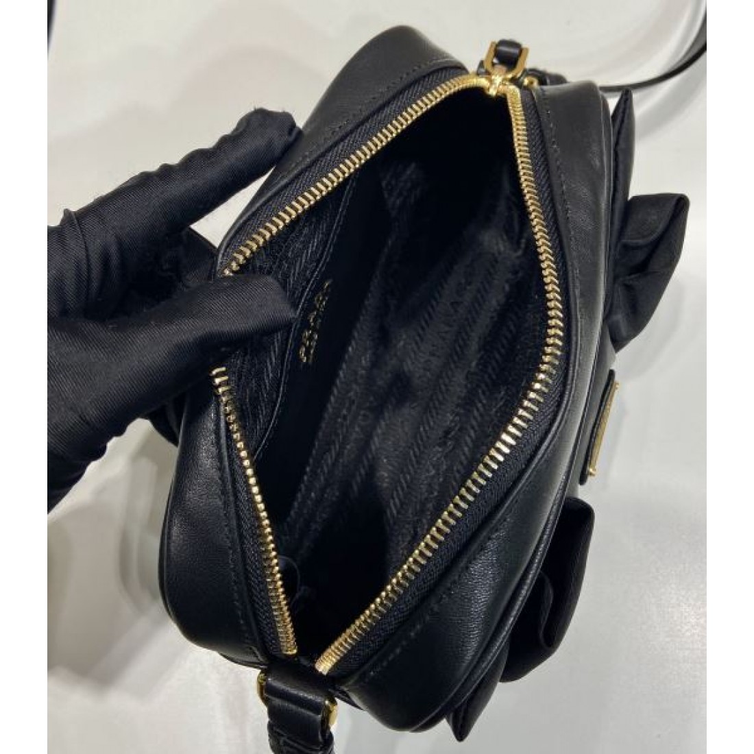 モード 上品 PRADA プラダ コピー ショルダーバッグ ナイロン素材 コンパクトスクエア リボンデザイン 三角ロゴ ゴールド金具 軽量 斜め掛け対応