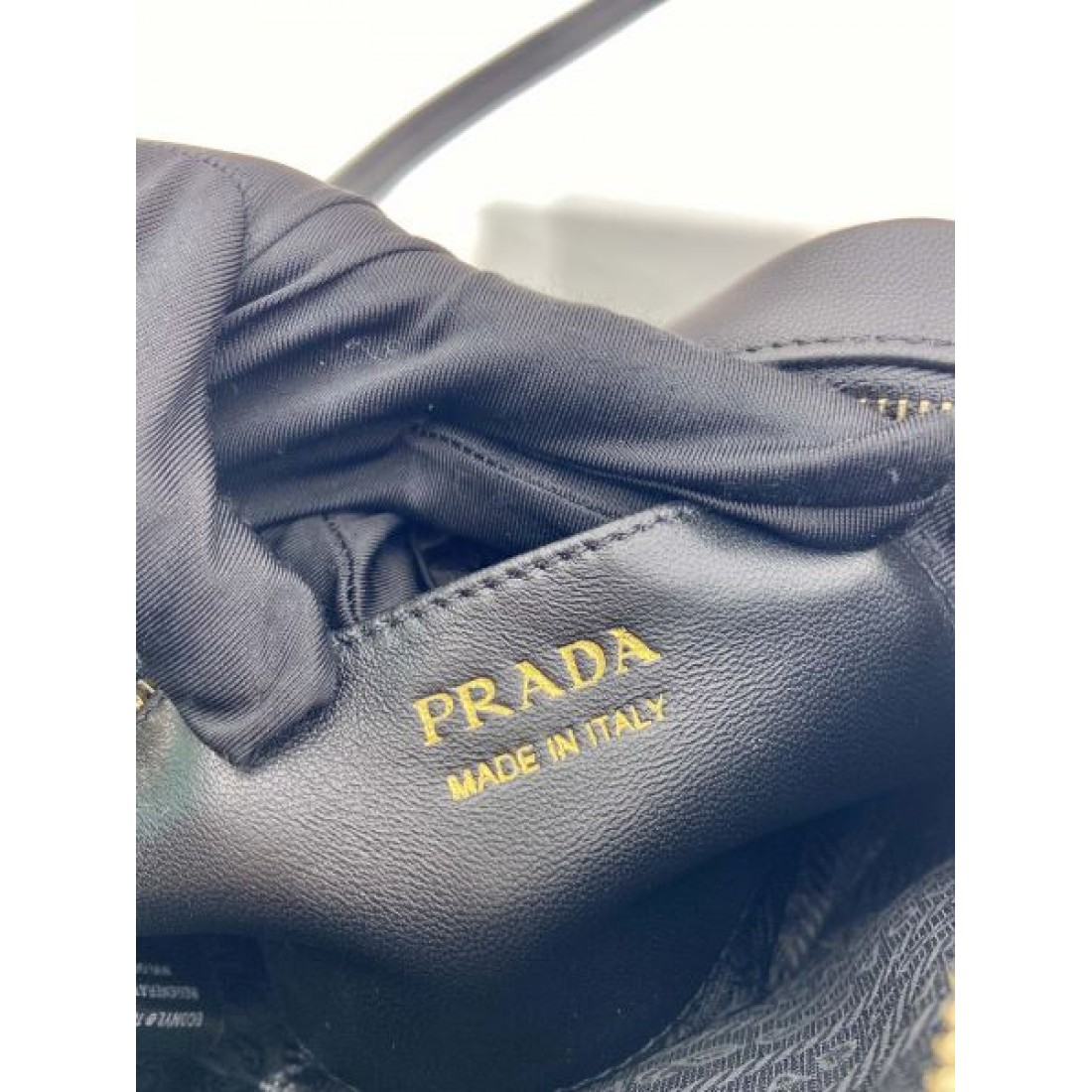 モード 上品 PRADA プラダ コピー ショルダーバッグ ナイロン素材 コンパクトスクエア リボンデザイン 三角ロゴ ゴールド金具 軽量 斜め掛け対応