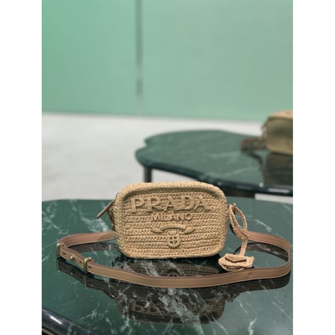 トレンド リゾート PRADA プラダ コピー クロスボディバッグ ラフィア編み 横型デザイン ファスナー開閉 ロゴアクセント コンパクトサイズ 夏コーデ