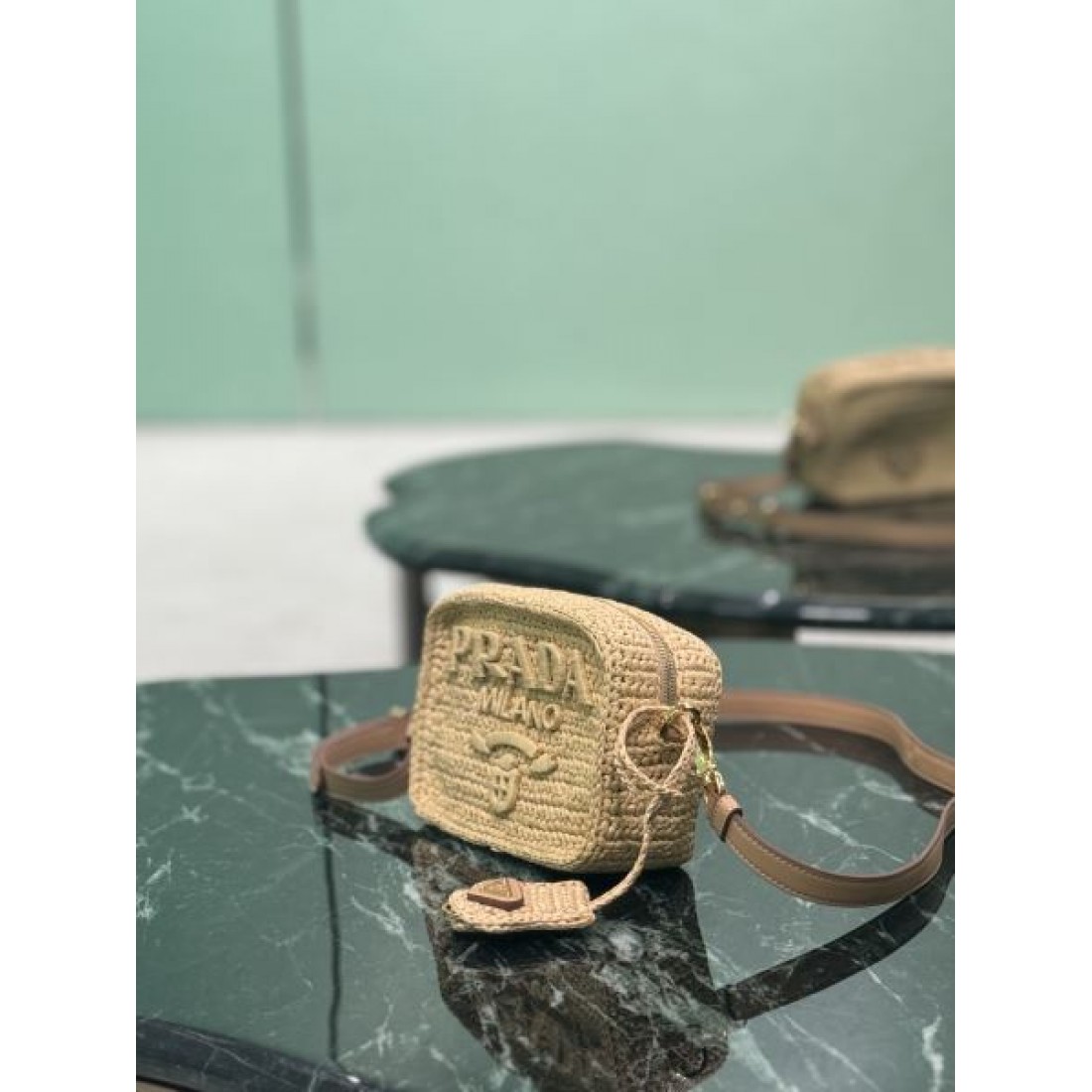 トレンド リゾート PRADA プラダ コピー クロスボディバッグ ラフィア編み 横型デザイン ファスナー開閉 ロゴアクセント コンパクトサイズ 夏コーデ