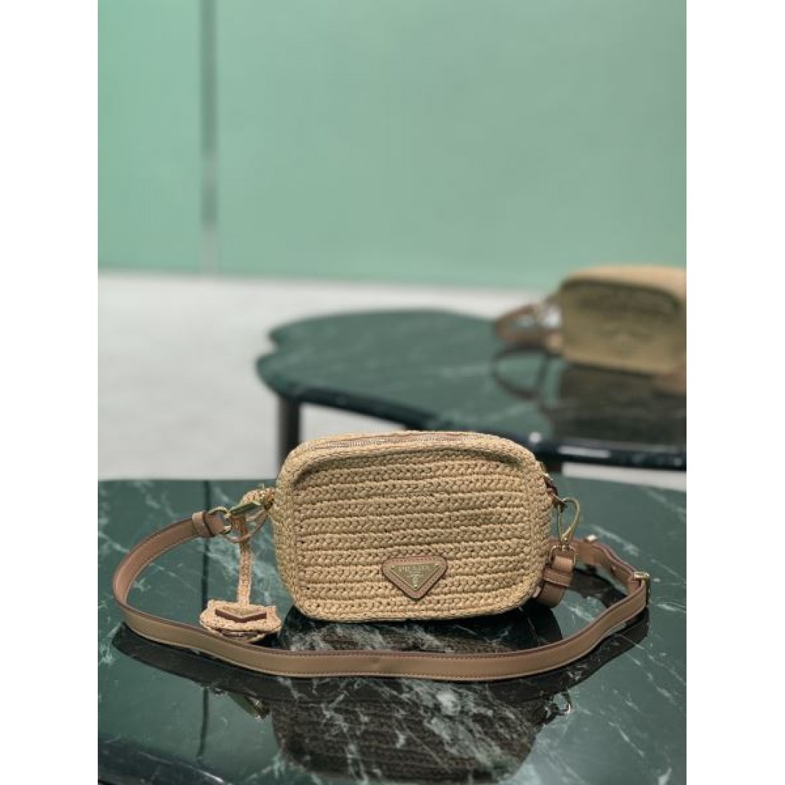 トレンド リゾート PRADA プラダ コピー クロスボディバッグ ラフィア編み 横型デザイン ファスナー開閉 ロゴアクセント コンパクトサイズ 夏コーデ