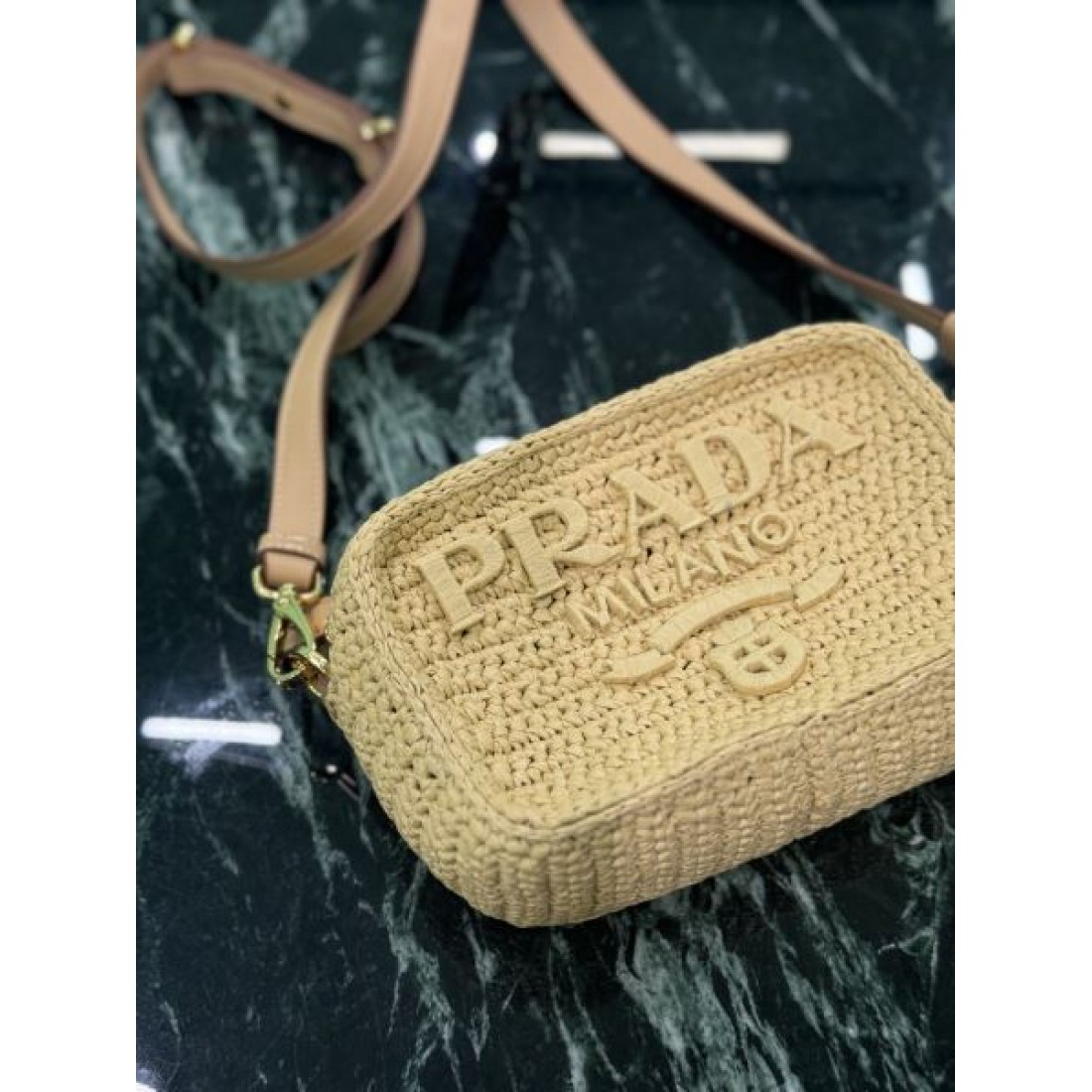 トレンド リゾート PRADA プラダ コピー クロスボディバッグ ラフィア編み 横型デザイン ファスナー開閉 ロゴアクセント コンパクトサイズ 夏コーデ
