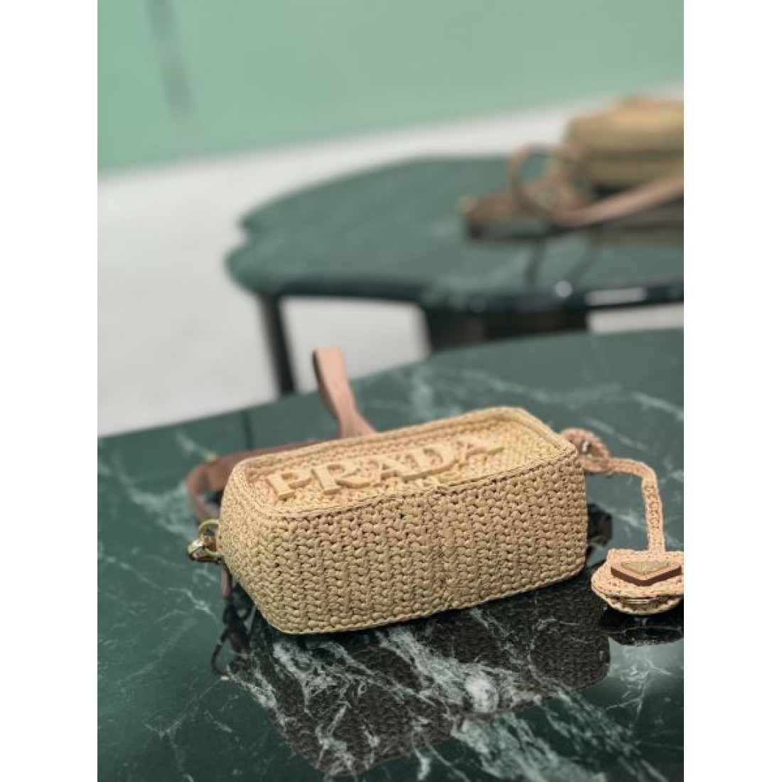 トレンド リゾート PRADA プラダ コピー クロスボディバッグ ラフィア編み 横型デザイン ファスナー開閉 ロゴアクセント コンパクトサイズ 夏コーデ
