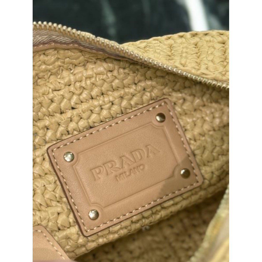 トレンド リゾート PRADA プラダ コピー クロスボディバッグ ラフィア編み 横型デザイン ファスナー開閉 ロゴアクセント コンパクトサイズ 夏コーデ