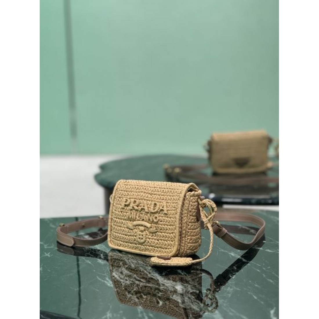 トレンド リゾート PRADA プラダ コピー クロスボディバッグ ラフィア編み ミニサイズ ファスナー開閉 ロゴデザイン コンパクト収納 夏コーデ