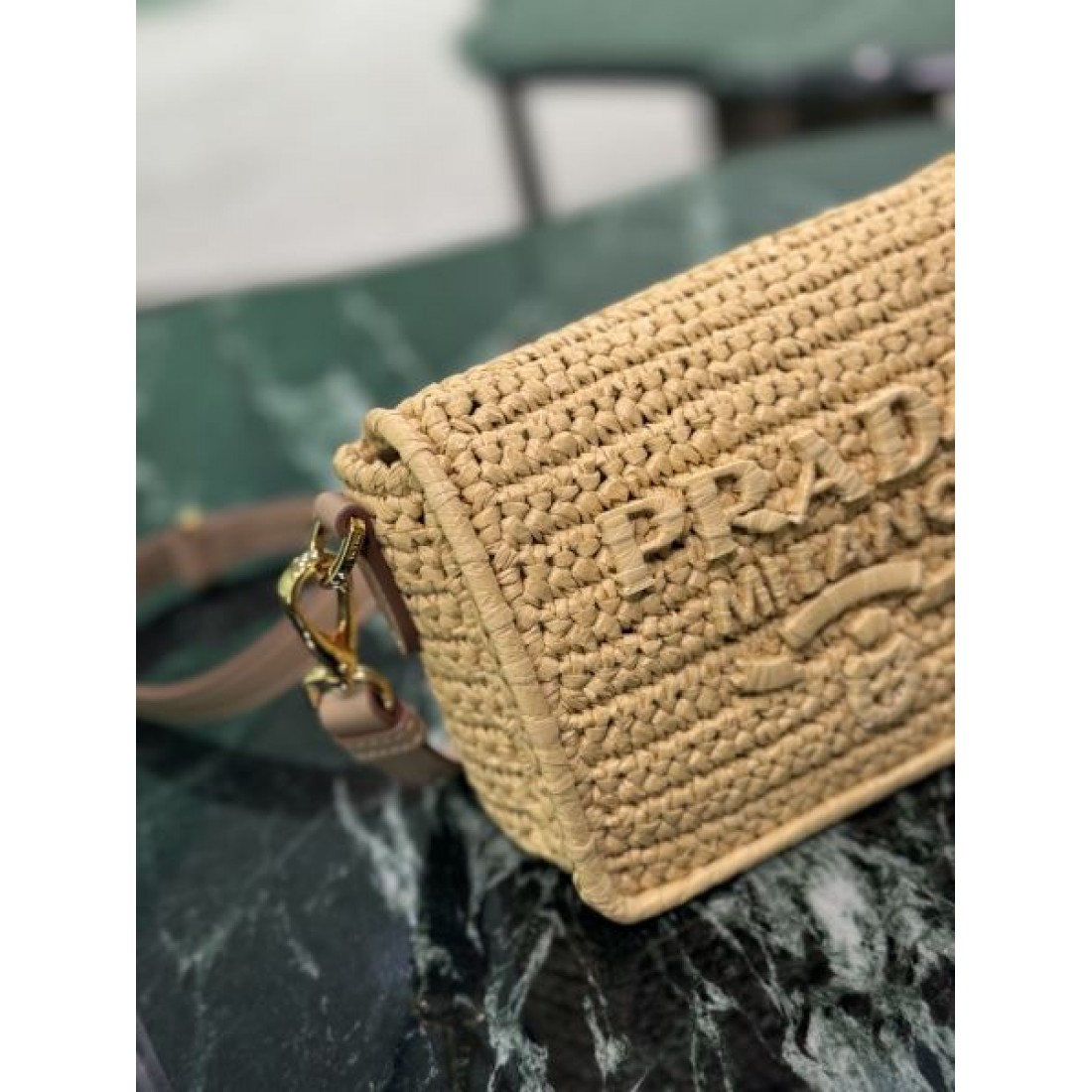 トレンド リゾート PRADA プラダ コピー クロスボディバッグ ラフィア編み ミニサイズ ファスナー開閉 ロゴデザイン コンパクト収納 夏コーデ