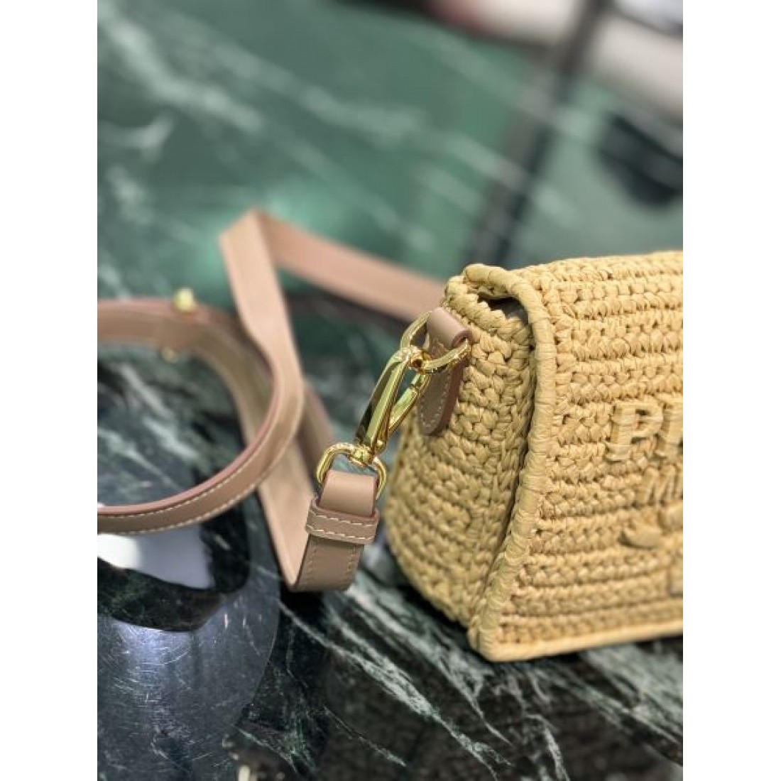 トレンド リゾート PRADA プラダ コピー クロスボディバッグ ラフィア編み ミニサイズ ファスナー開閉 ロゴデザイン コンパクト収納 夏コーデ