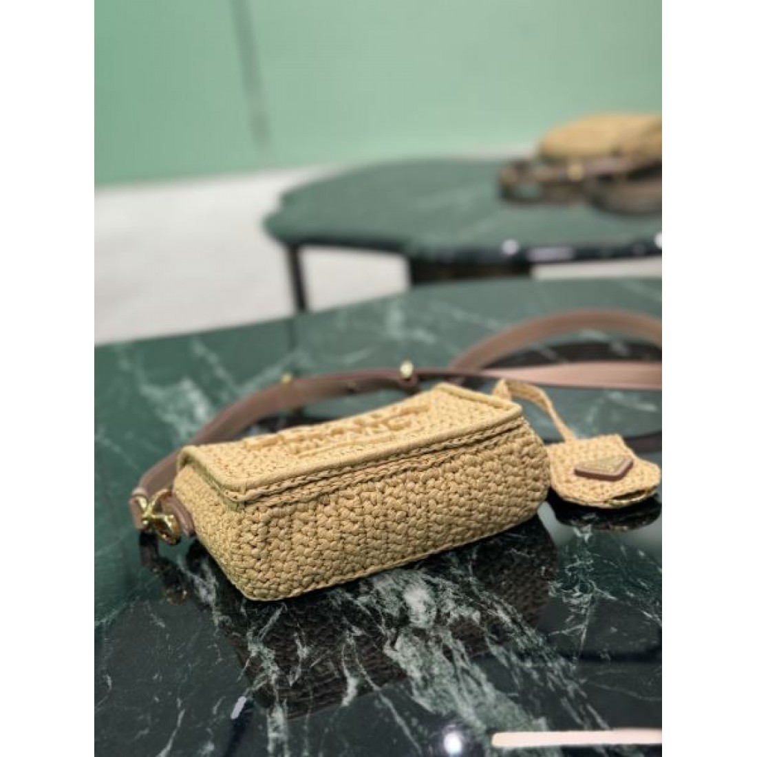 トレンド リゾート PRADA プラダ コピー クロスボディバッグ ラフィア編み ミニサイズ ファスナー開閉 ロゴデザイン コンパクト収納 夏コーデ