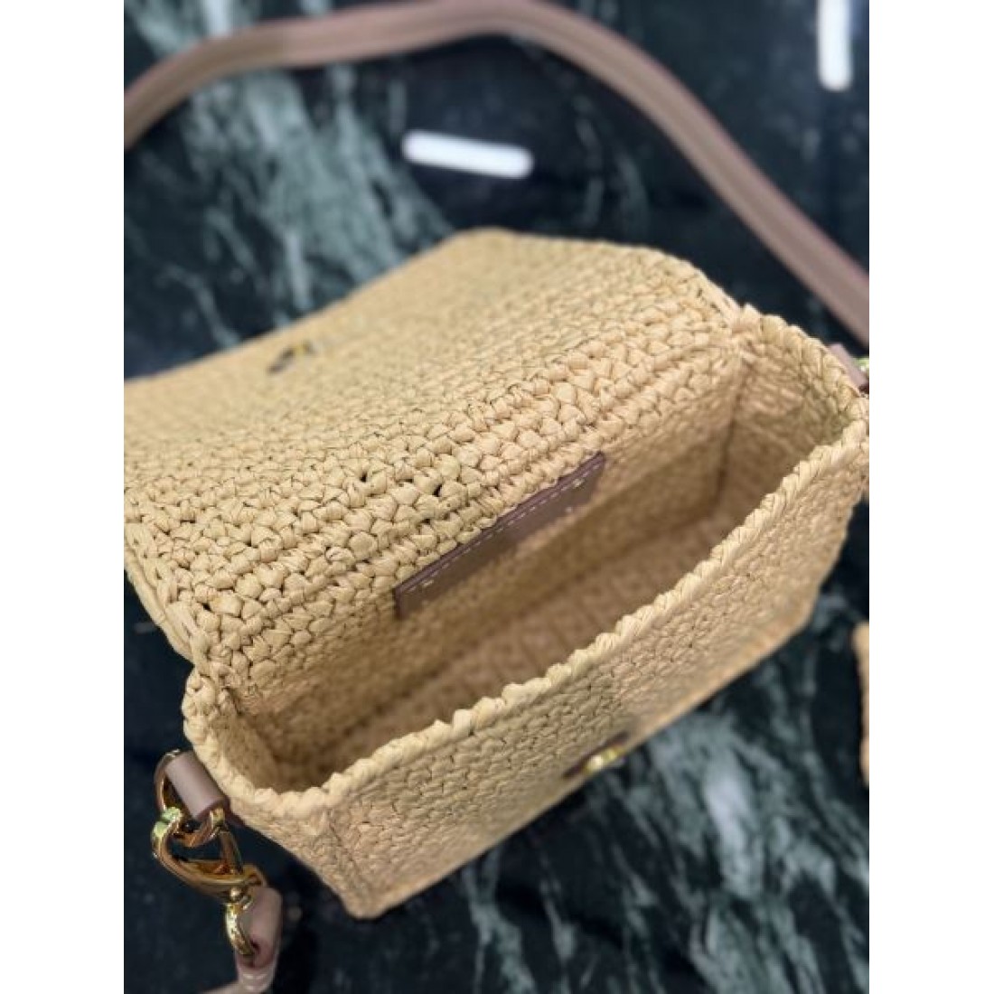 トレンド リゾート PRADA プラダ コピー クロスボディバッグ ラフィア編み ミニサイズ ファスナー開閉 ロゴデザイン コンパクト収納 夏コーデ