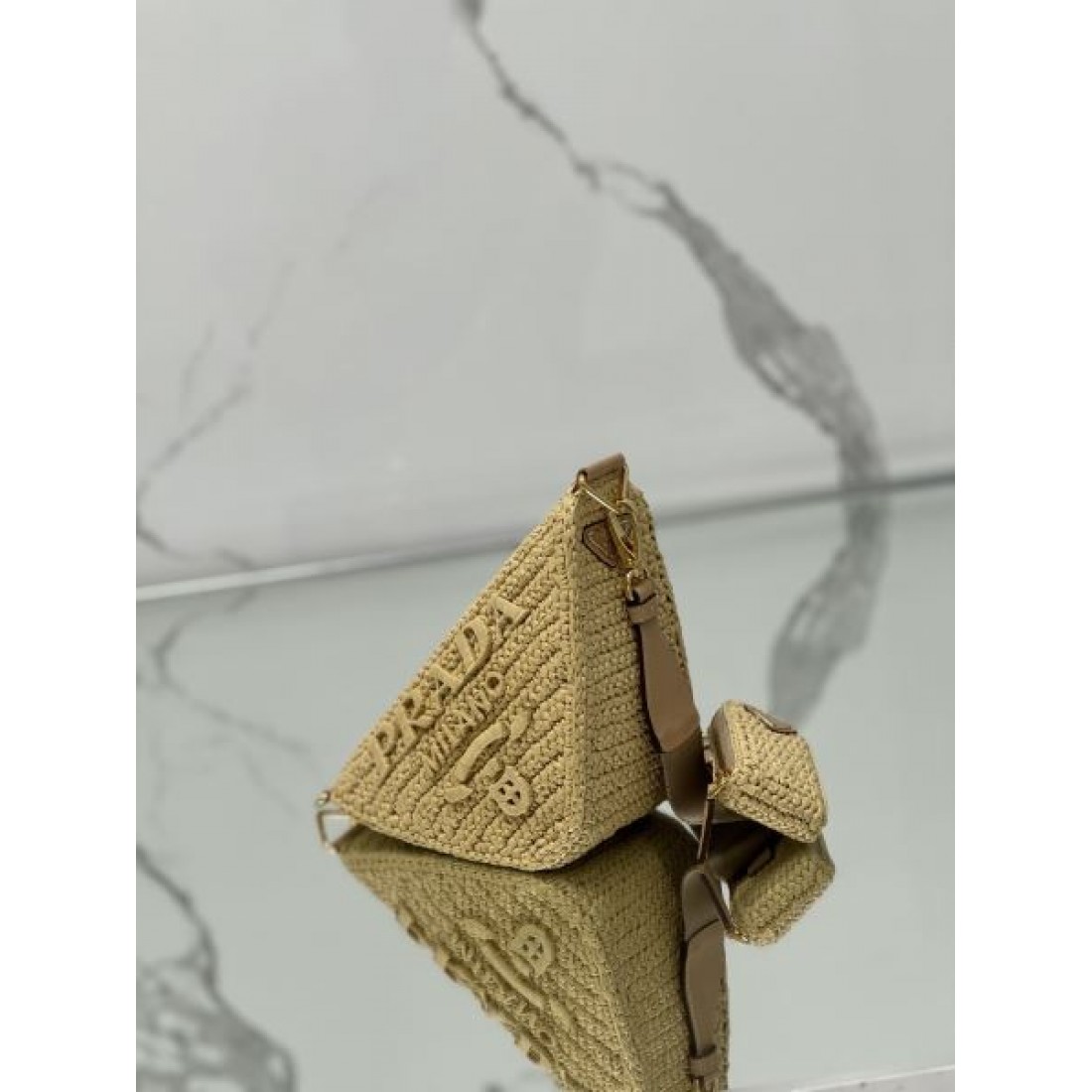 個性 モード PRADA プラダ コピー ミニショルダーバッグ 三角フォルム ラフィア編み ロゴ刺繍 コンパクト設計 レザーストラップ 軽量デザイン