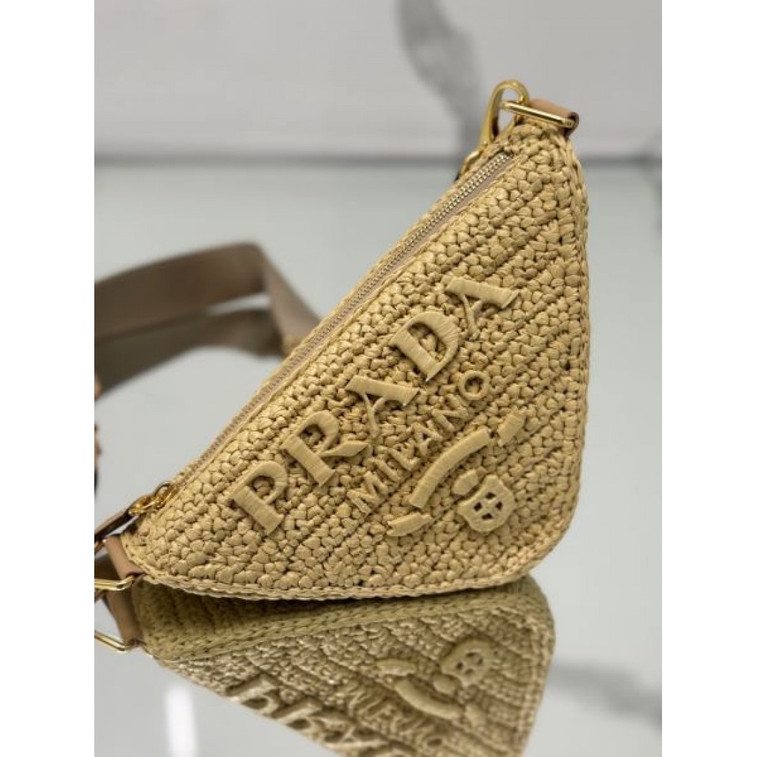 個性 モード PRADA プラダ コピー ミニショルダーバッグ 三角フォルム ラフィア編み ロゴ刺繍 コンパクト設計 レザーストラップ 軽量デザイン