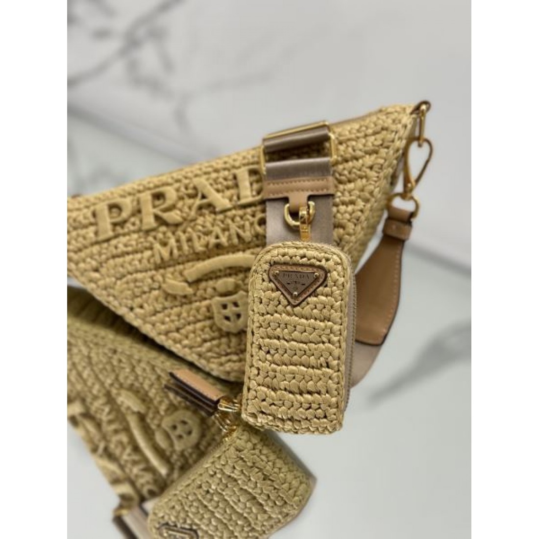 個性 モード PRADA プラダ コピー ミニショルダーバッグ 三角フォルム ラフィア編み ロゴ刺繍 コンパクト設計 レザーストラップ 軽量デザイン