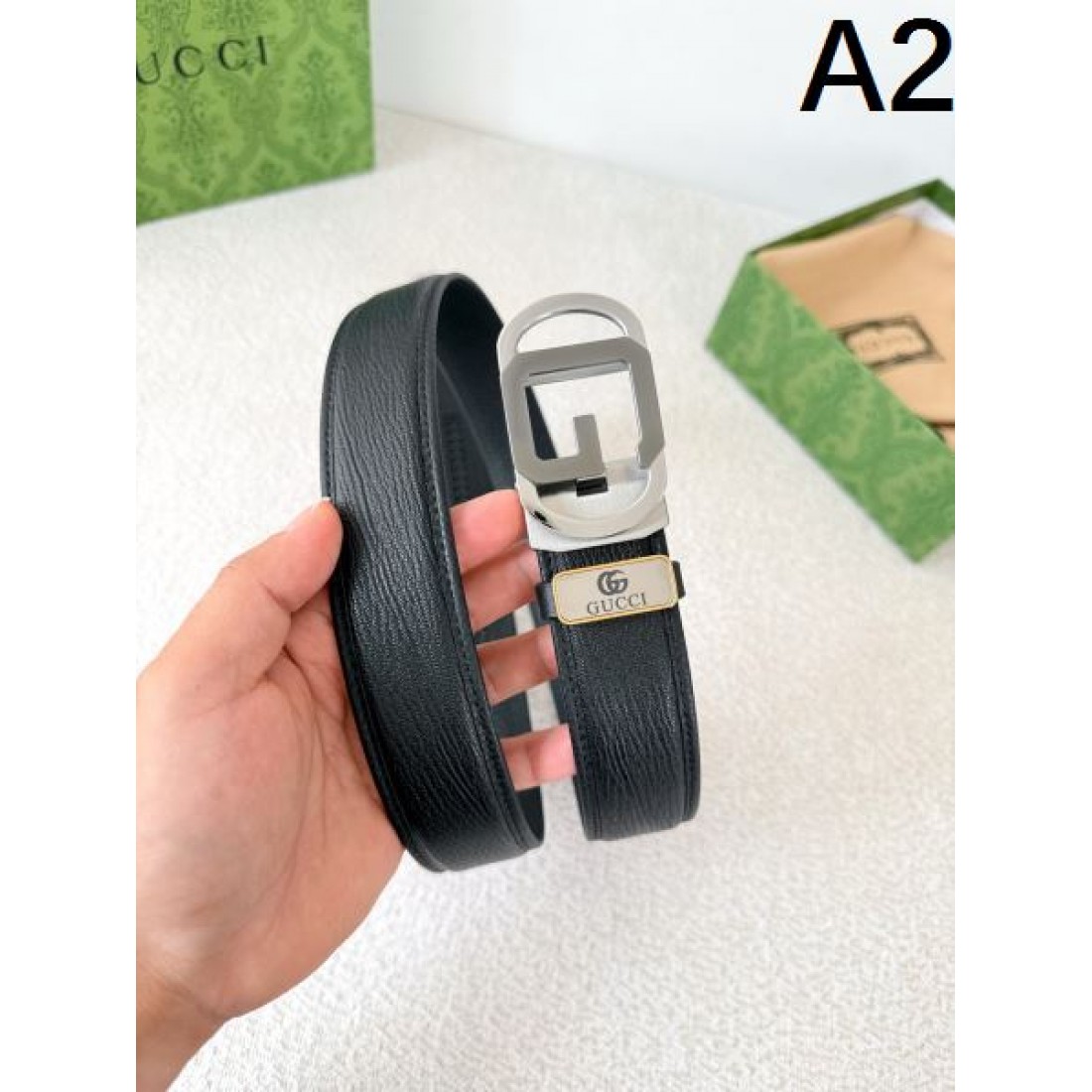 メタルロゴ主張 Gucci グッチ コピー ベルト ブラックレザー 細かなシボ加工 ダブルGバックル シルバートーン金具 存在感ある仕上がり